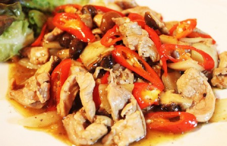 Phad Pik Sot - pork tenderloin with chilli and mushrooms served with rice .... 120 B